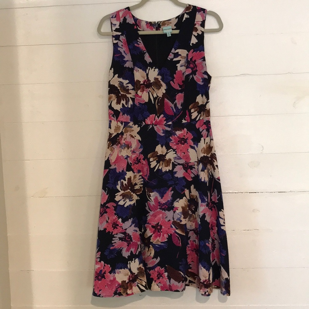 Flattering v neck dress with princess seams